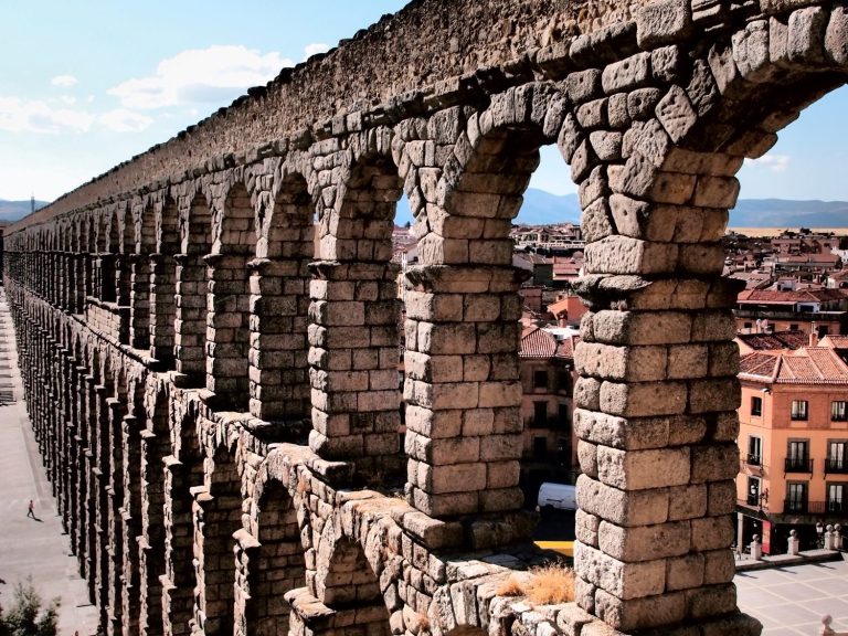 A 10 minutos de Segovia Patrimonio de la Humanidad Acueducto de Segovia con arcos de piedra, vista panorámica de la ciudad al fondo.