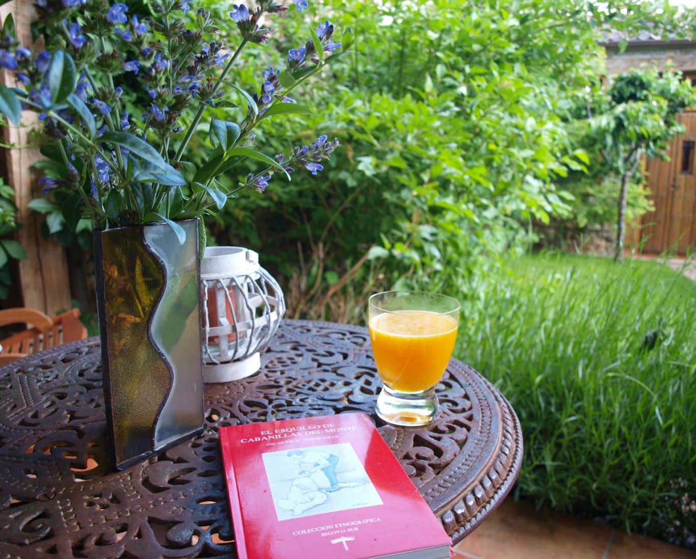 Comida al aire libre en porche y jardín privado a pie de la casa rural